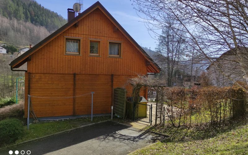 Accés terrasse depuis parking