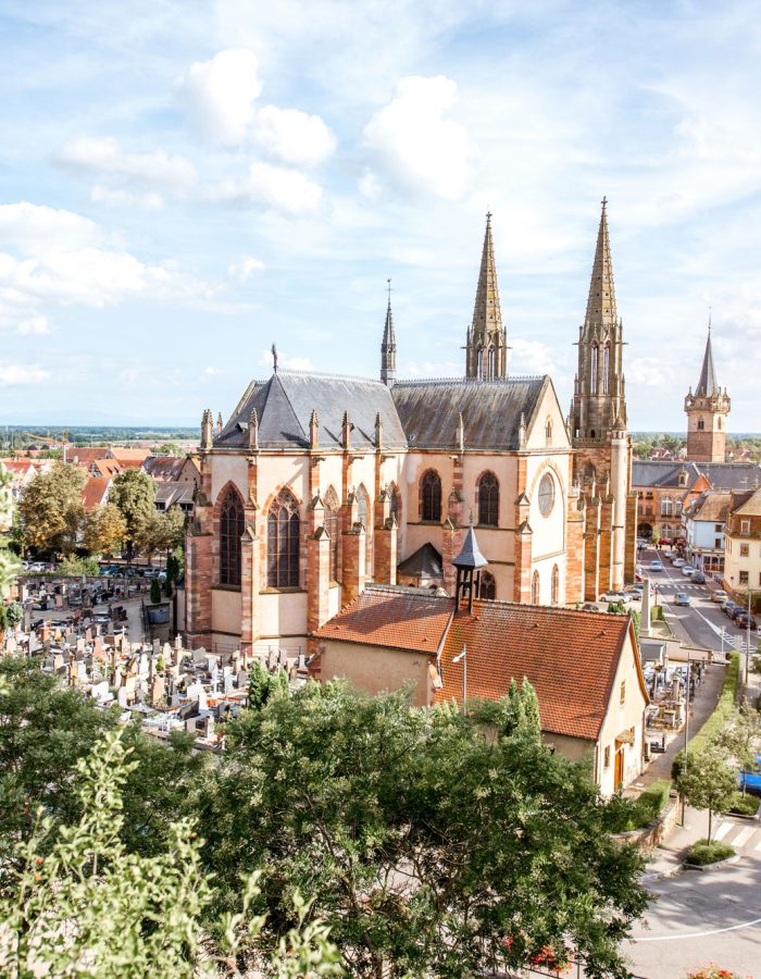 cityscape-view-on-the-old-cathedral-and-tower-in-obernai-village-during-the-sunny-day-in-alsace-region-france-(1)