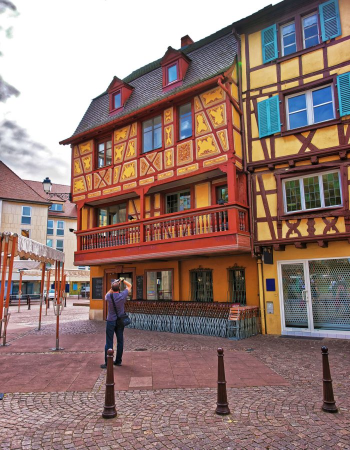 colorful-timber-framing-houses-on-rue-des-tetes-street-in-the-old-city-center-of-colmar-haut-rhin-in-alsace-of-france-people-on-the-background