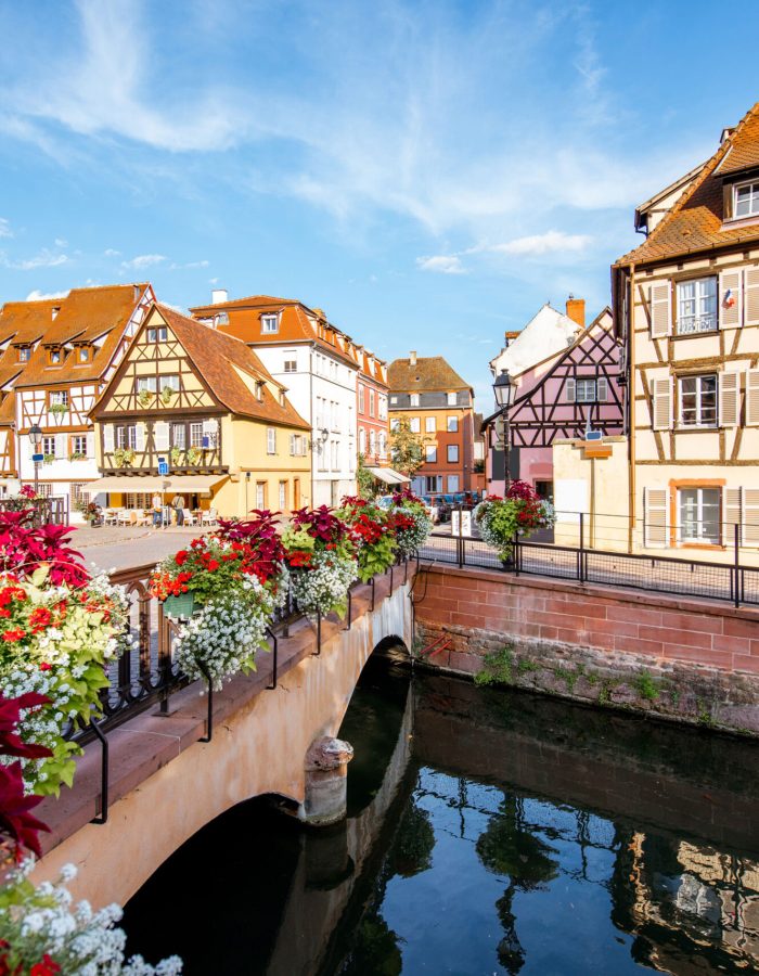 landscape-view-on-the-beautiful-colorful-buildings-on-the-water-channel-in-the-famous-tourist-town-colmar-in-alsace-region-france