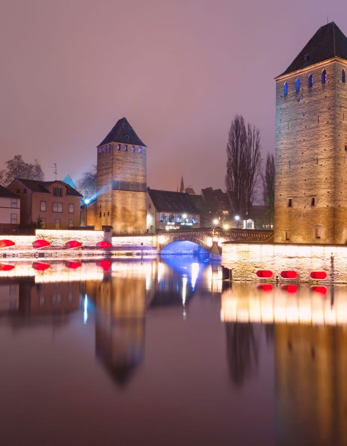 medieval-towers-and-bridges-with-mirror-reflections-in-petite-france-at-night-strasbourg-alsace-france